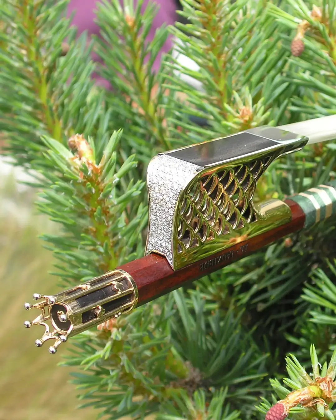 Création atypique : archet en métal Origine Ateliers