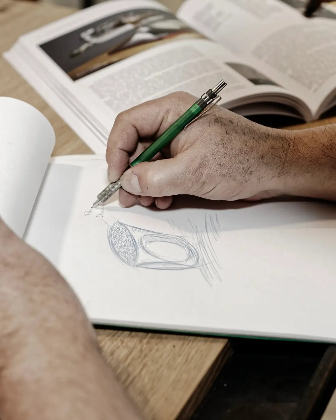 Croquis de bijoux réalisés à la main dans l’atelier Origine Ateliers