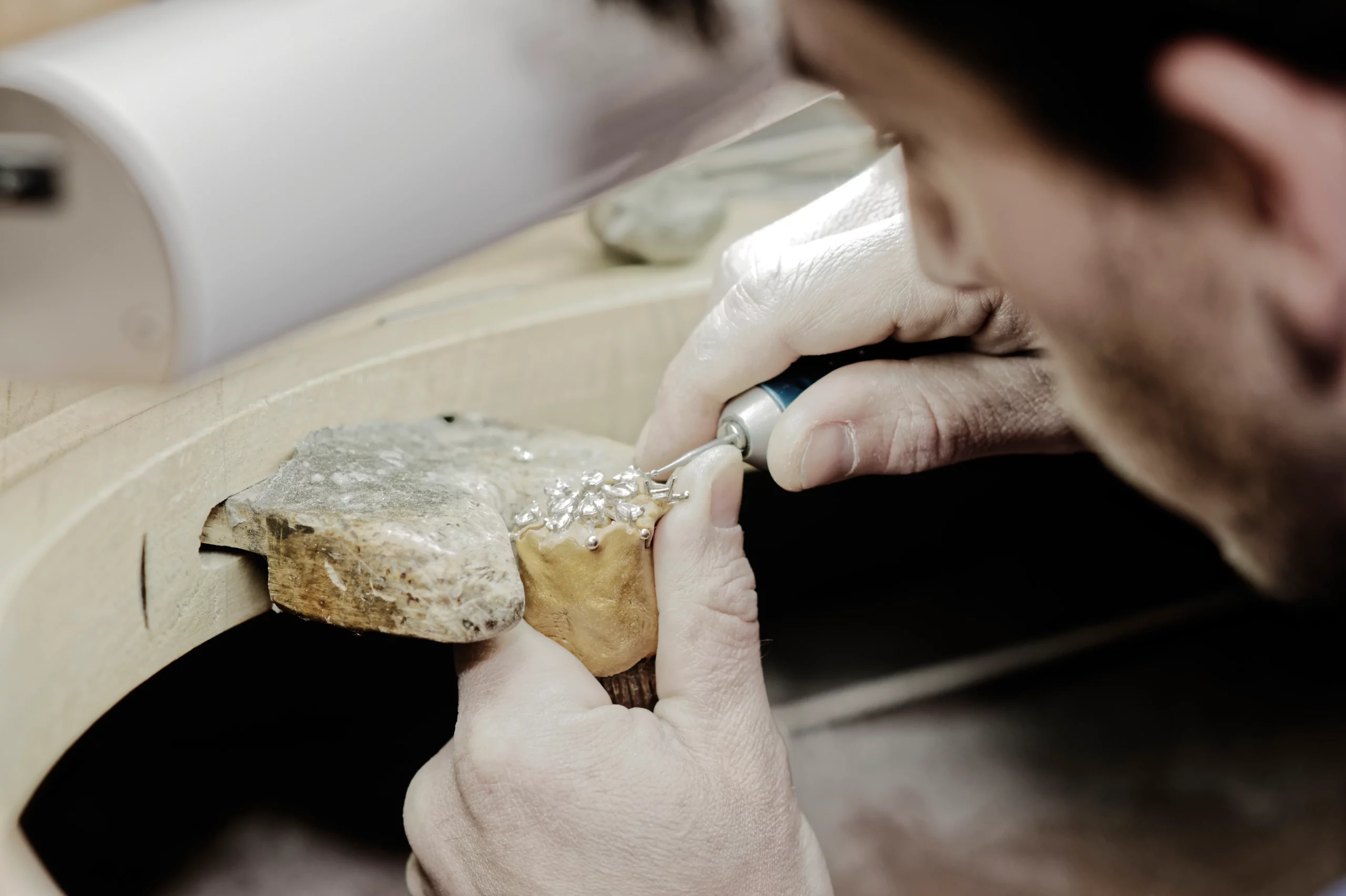 Restauration d’un bijou ancien dans l’atelier Origine Ateliers