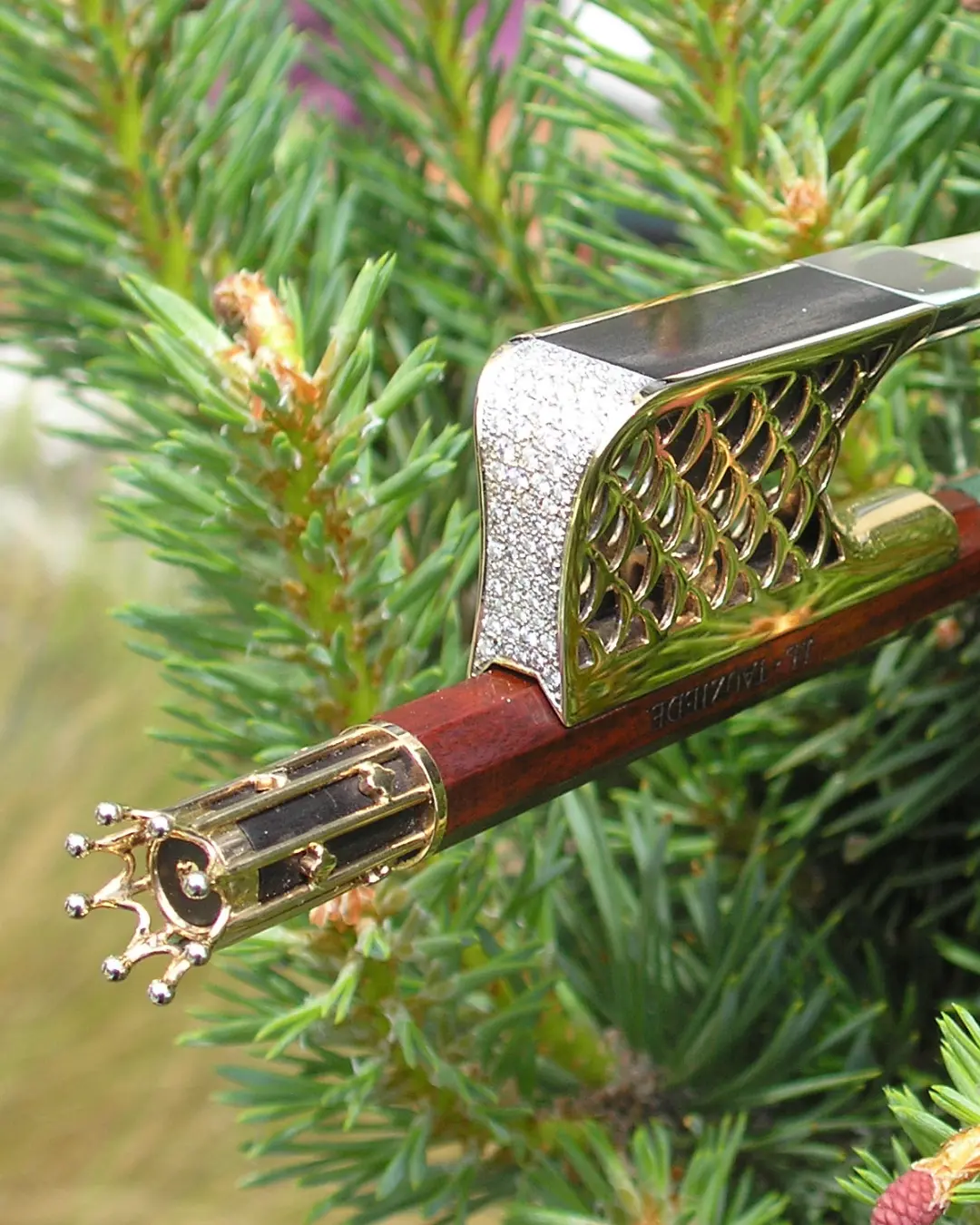 Archet de violoncelle Le souverain en or et diamants