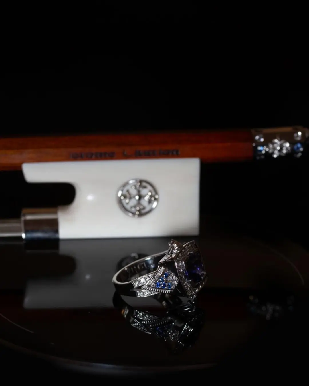 Archet de violon et bague en collaboration avec Vergez pour l’artiste Qymira